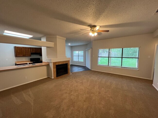 Foto del edificio - NICE SPACIOUS 3 BDRM 2 BATH HOME*FIREPLACE...