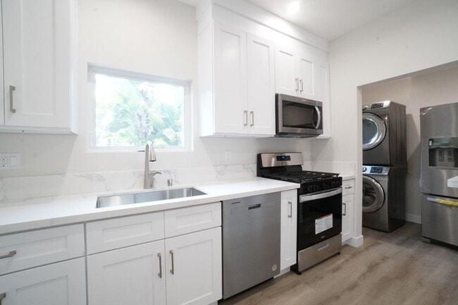 Building Photo - 6053 Selma Ave