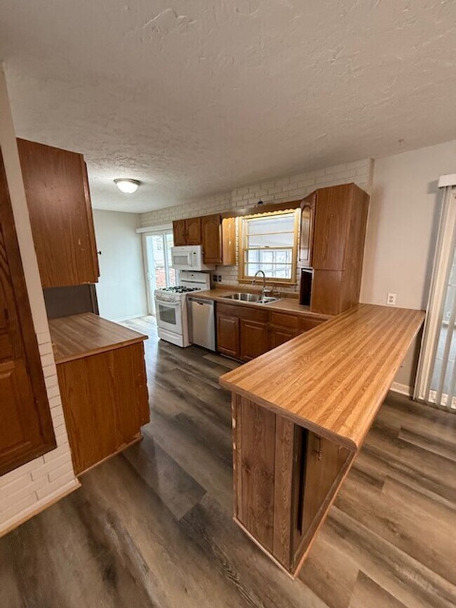 Building Photo - 210 E 23rd Ave