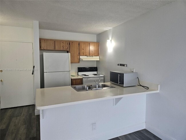Building Photo - 2701 Riverside Dr