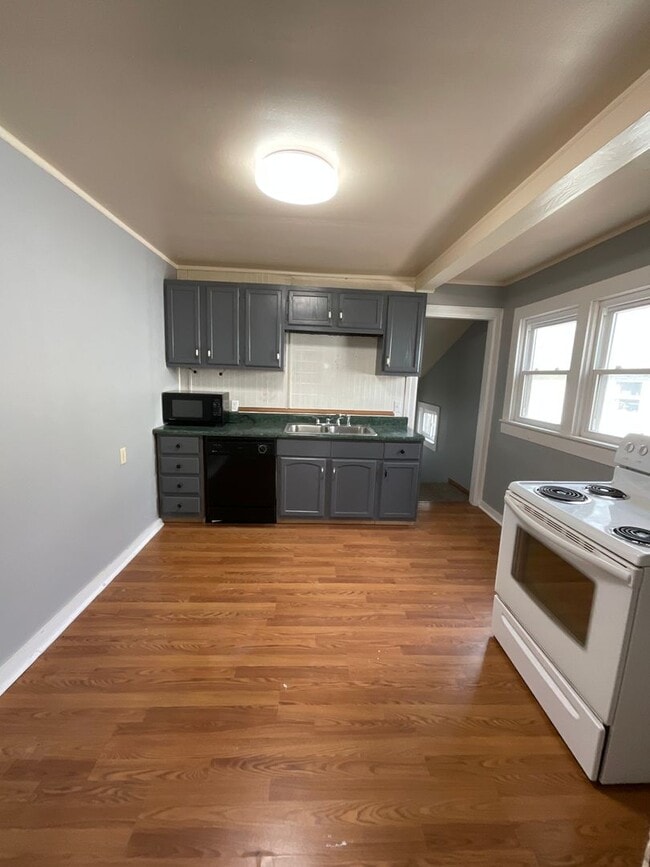 Building Photo - 2 bedroom/1 bath house for rent