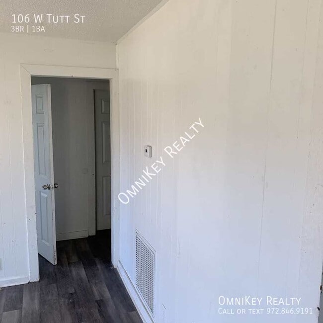 Building Photo - 106 W Tutt St
