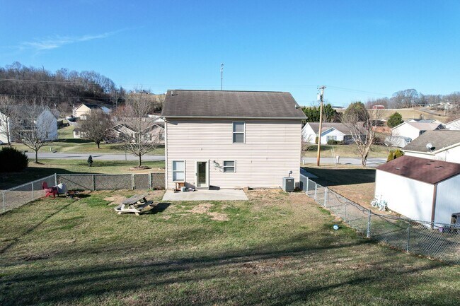 Building Photo - 402 Kings Rd