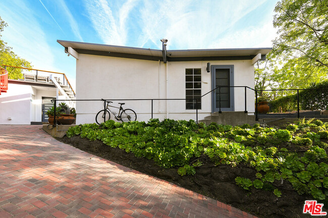 Foto del edificio - 7107 Pacific View Dr