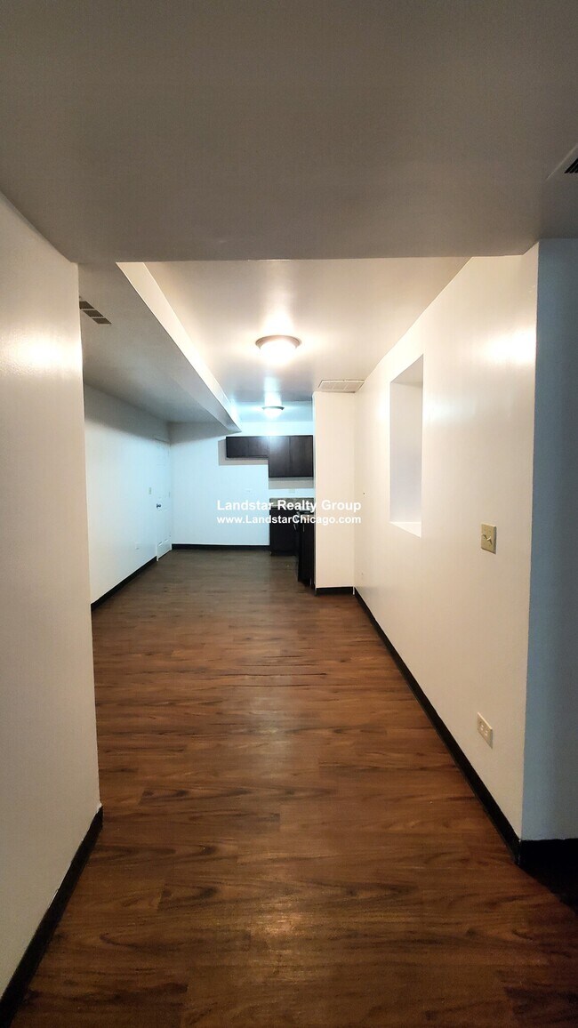 Building Photo - 6302 N Oakley Ave
