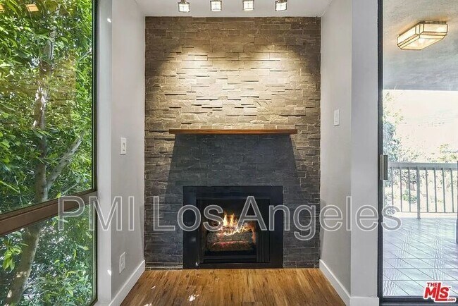 Foto del edificio - 1230 N Sweetzer Ave