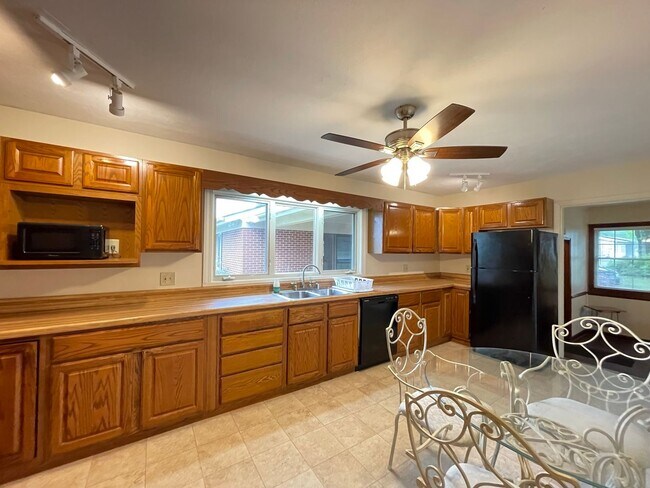 Foto del edificio - Large Furnished Rancher that Includes Lawn Maintenance and Bonus Room