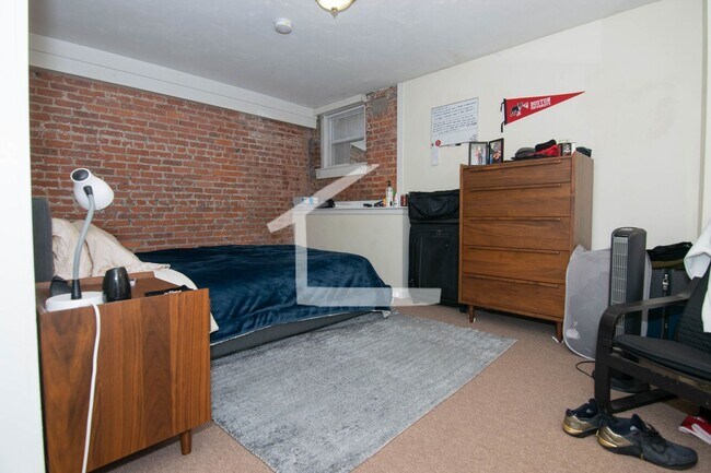 Building Photo - Charming 6 Bedroom Apartment