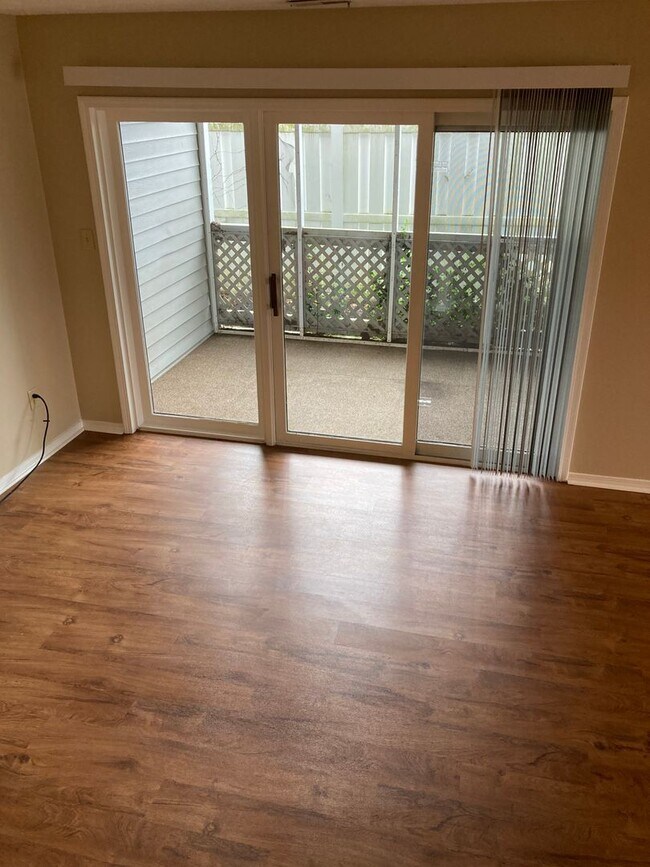 Building Photo - 3 bedroom, 2.5 bath Condo: Gentry Quarters...