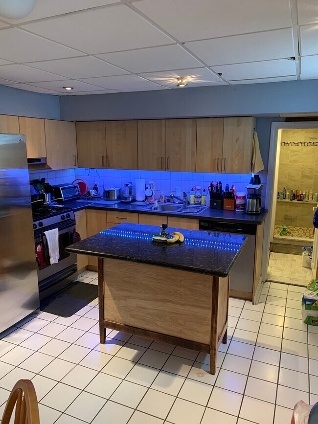 Building Photo - 85 Gladstone St