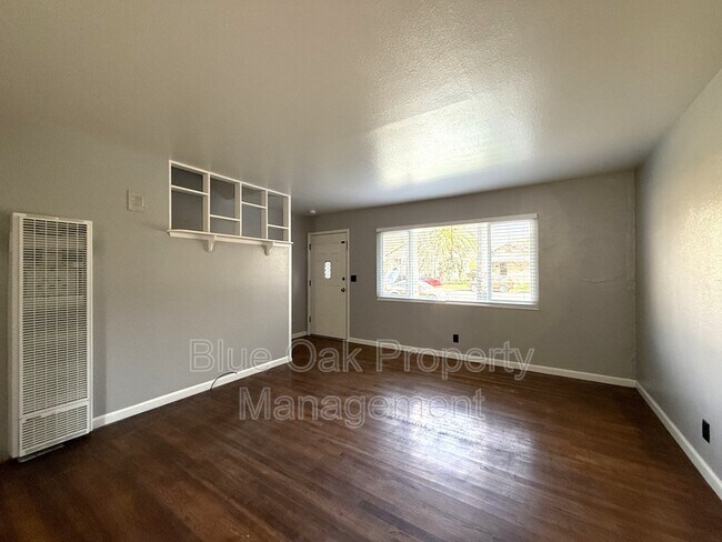 Foto del edificio - 1040 Normal Ave