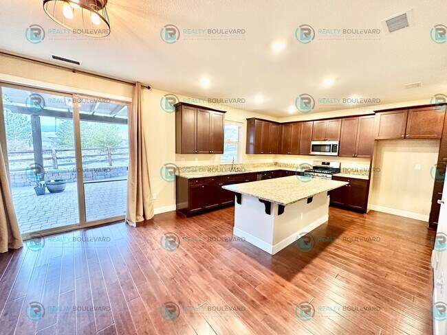Building Photo - Spacious 4-Bedroom Gem in Somersett with S...