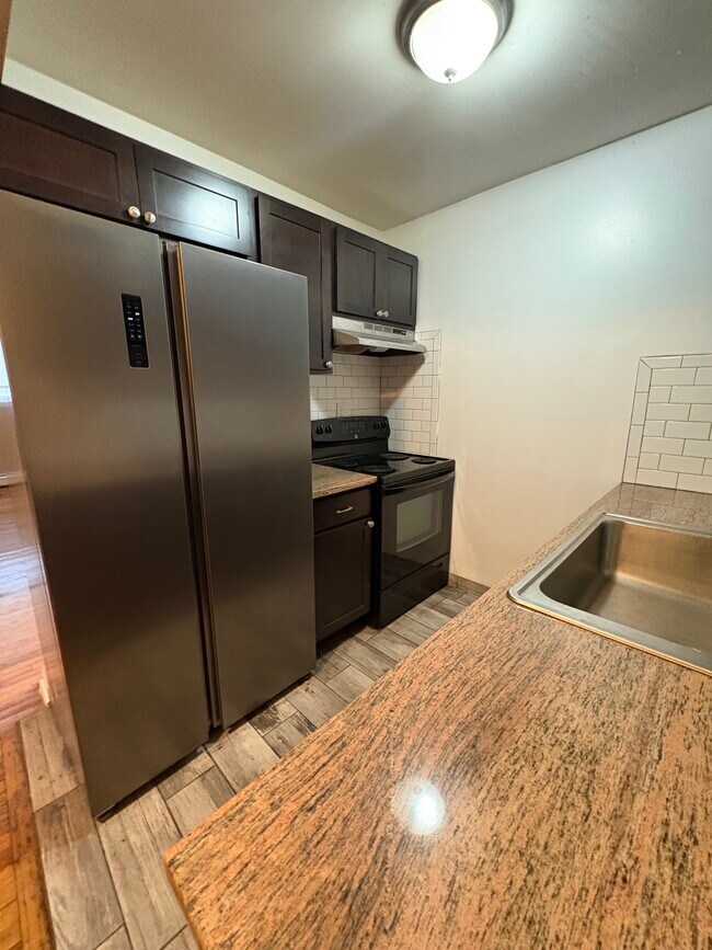 Building Photo - Lahser Manor