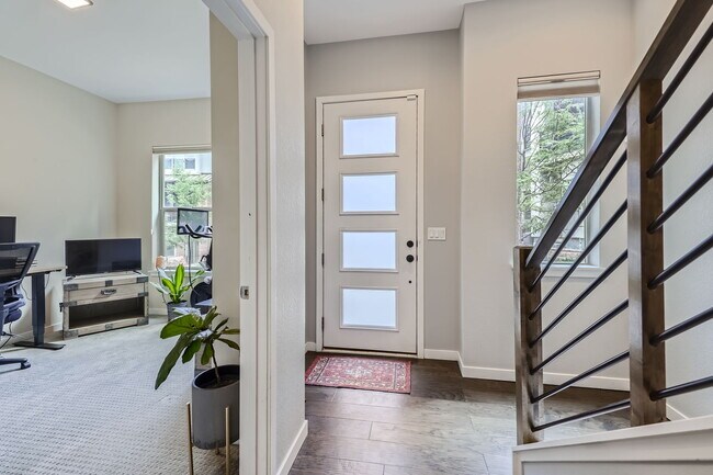 Building Photo - 427 Primrose Ln