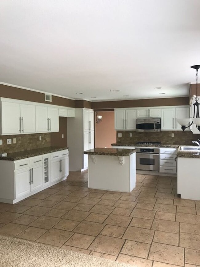 Building Photo - Lovely 4 bed 3+ bath