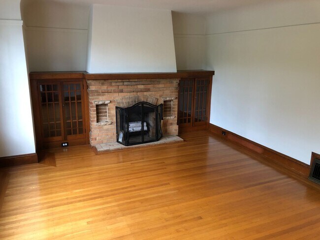 Building Photo - Classic Sunset single family home w/bonus ...