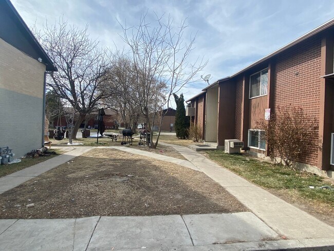 Foto del edificio - 2517 S Lakecrest Dr