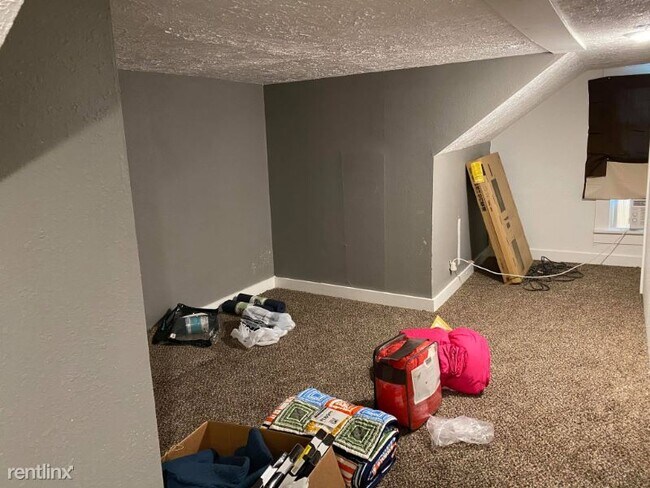 Building Photo - 3 br, 1 bath House - 304 East Brown St