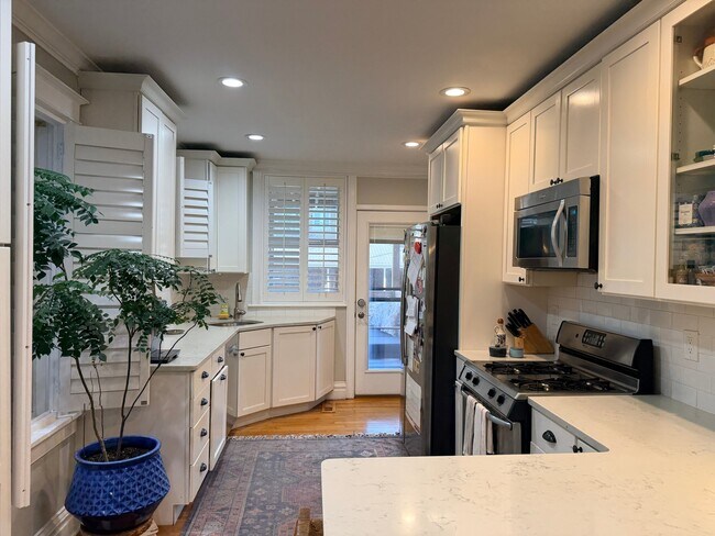 Foto del edificio - 6330 S Rosebury Ave