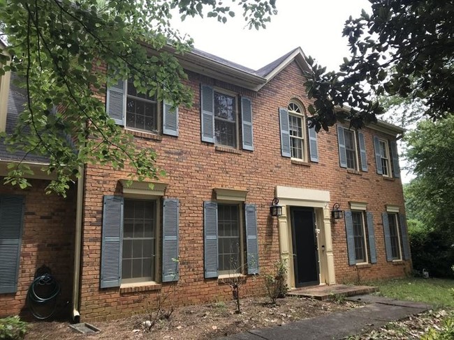 Building Photo - 4928 Willow Creek Dr