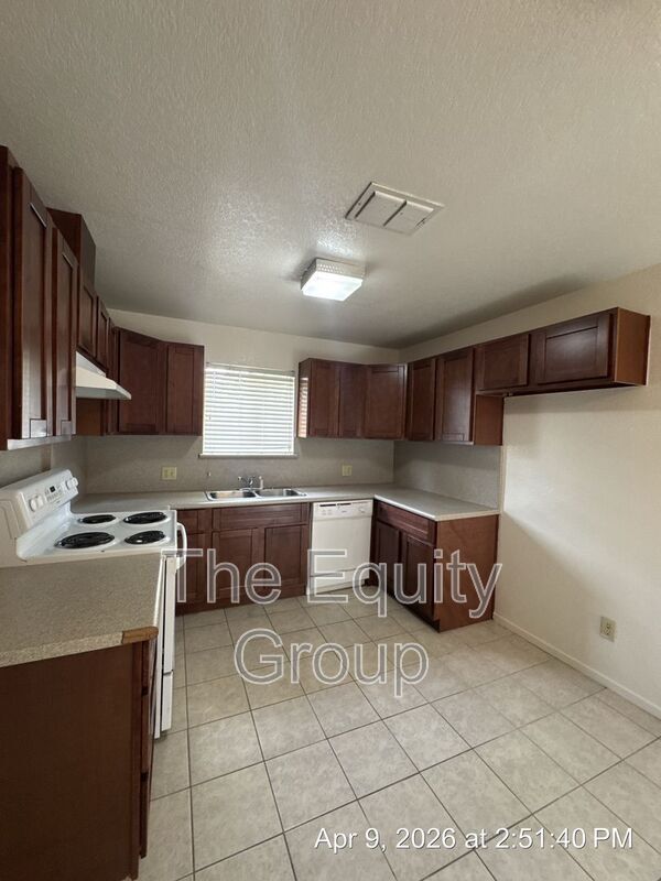 Foto del edificio - 718 W Race Ave