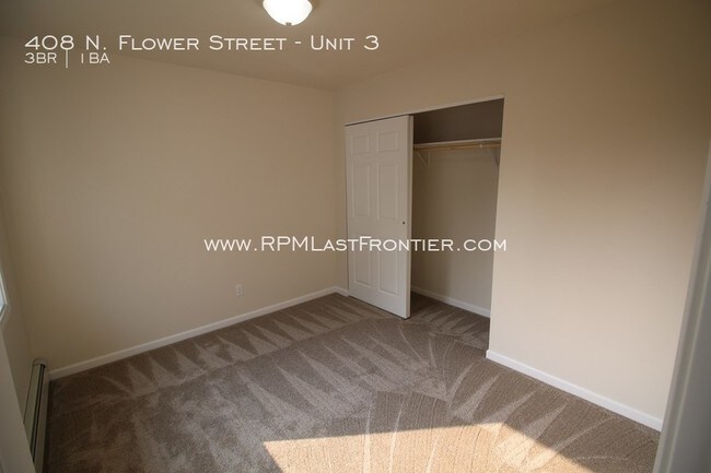 Building Photo - Top Floor FULLY Remodeled Three Bedroom