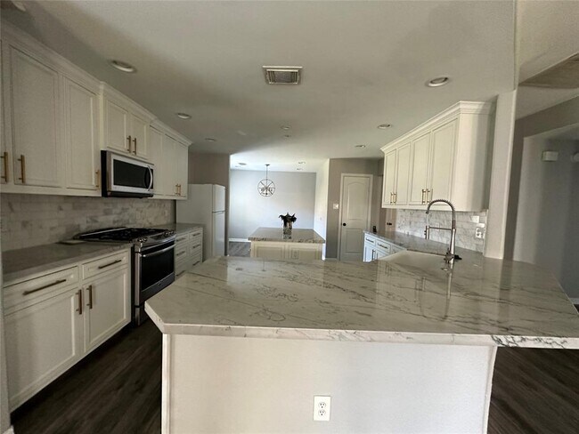 Foto del edificio - 10310 Redwood Dr