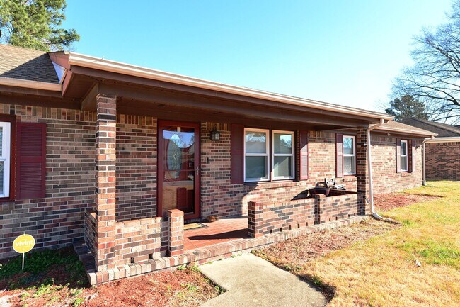 Foto del edificio - Nice Brick Ranch with Large yard!
