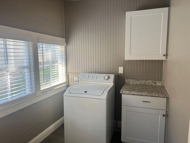 Building Photo - Updated One Bedroom Cottage With Private Yard