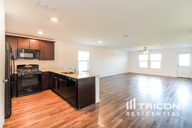 Building Photo - 1008 Lady Bird St