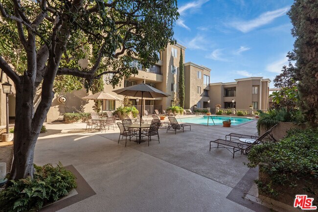 Foto del edificio - 8455 Fountain Ave