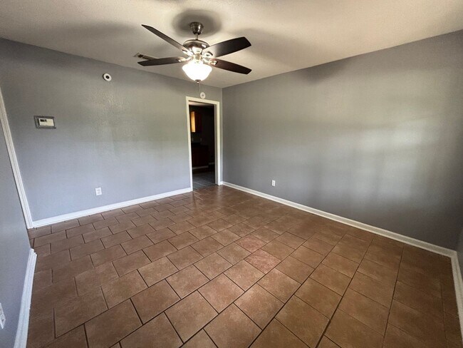 Foto del edificio - 3 bedroom- 1 bath!