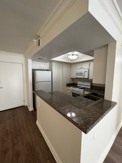 Building Photo - 15009 Moorpark St