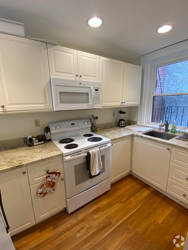 Building Photo - 451 Park Dr