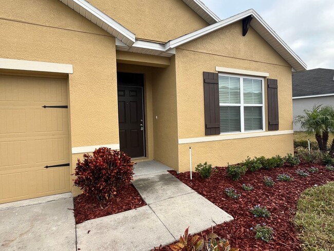 Building Photo - Modern 4 bed/2 bath home with brand-new fl...