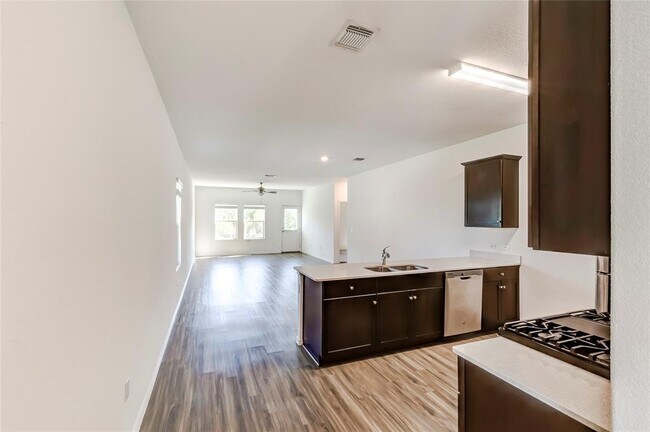 Foto del edificio - 7420 Tonka Ln