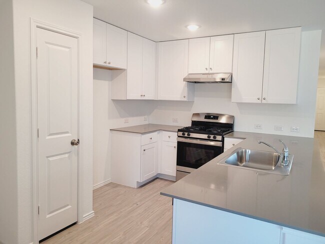 Building Photo - 2024 4-bed Home in Bulverde