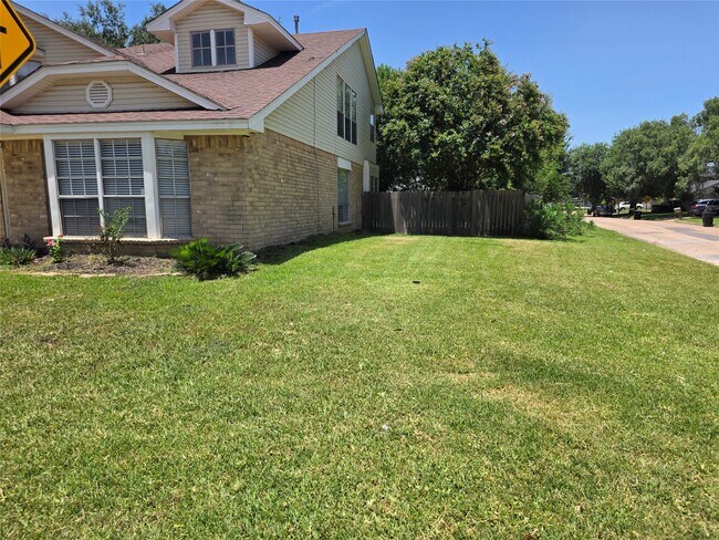 Foto del edificio - 12902 Skymeadow Dr
