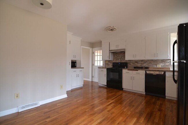 Building Photo - 144 E Overbrook Rd