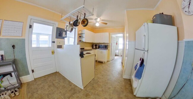 Foto del edificio - 3D Tour Available - Stand Alone House + Attached Garage + Pet Friendly! Available April 22nd!