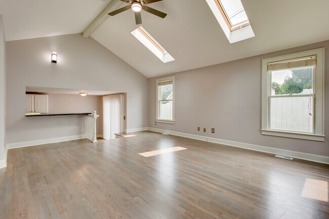 Building Photo - 205 36th Ave N