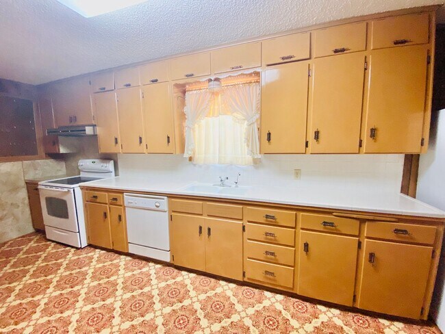 Foto del edificio - HUGA, Adorable 4 bedroom 3 bath home plus bonus room! MUST SEE to appreciate!