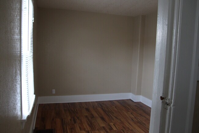 Foto del edificio - 1749 S Poplar St