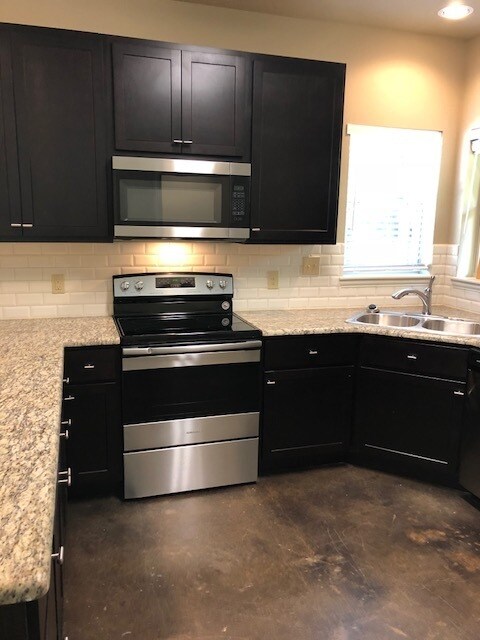 Foto del edificio - ***4 Bedroom, 2.5 Bath Townhouse**** Walking distances to UNT****