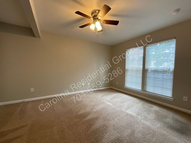 Building Photo - 15626 King Louis Ct