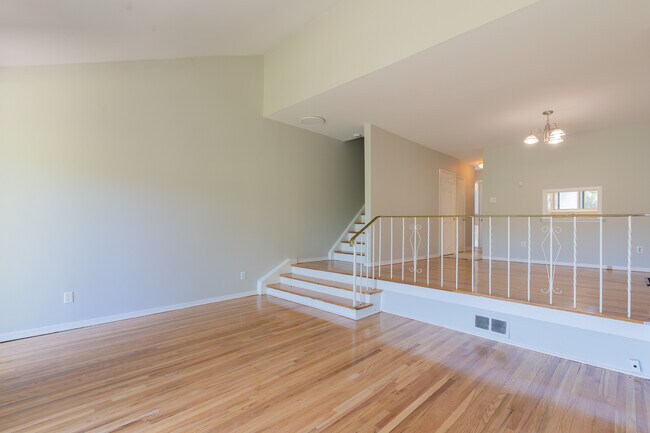 Building Photo - LARGE THREE BEDROOM TOWNHOUSE