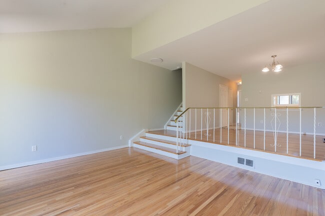 Building Photo - LARGE THREE BEDROOM TOWNHOUSE