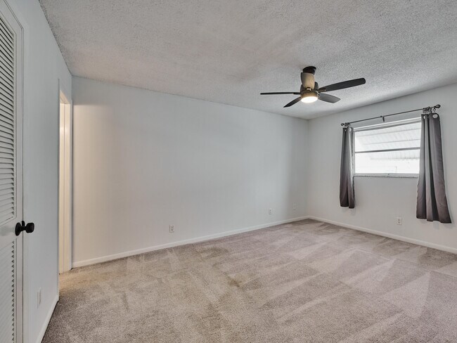 Building Photo - 227 Castlewood Dr