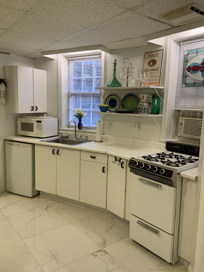 Kitchen - 3801 Calvert St NW