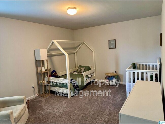 Building Photo - 380 Americana Dr